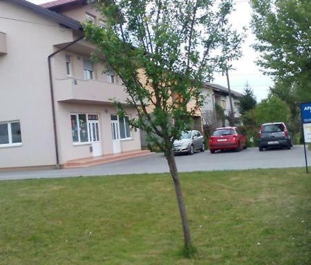 Kuc Kuc Apartmani カルロヴァッツ エクステリア 写真